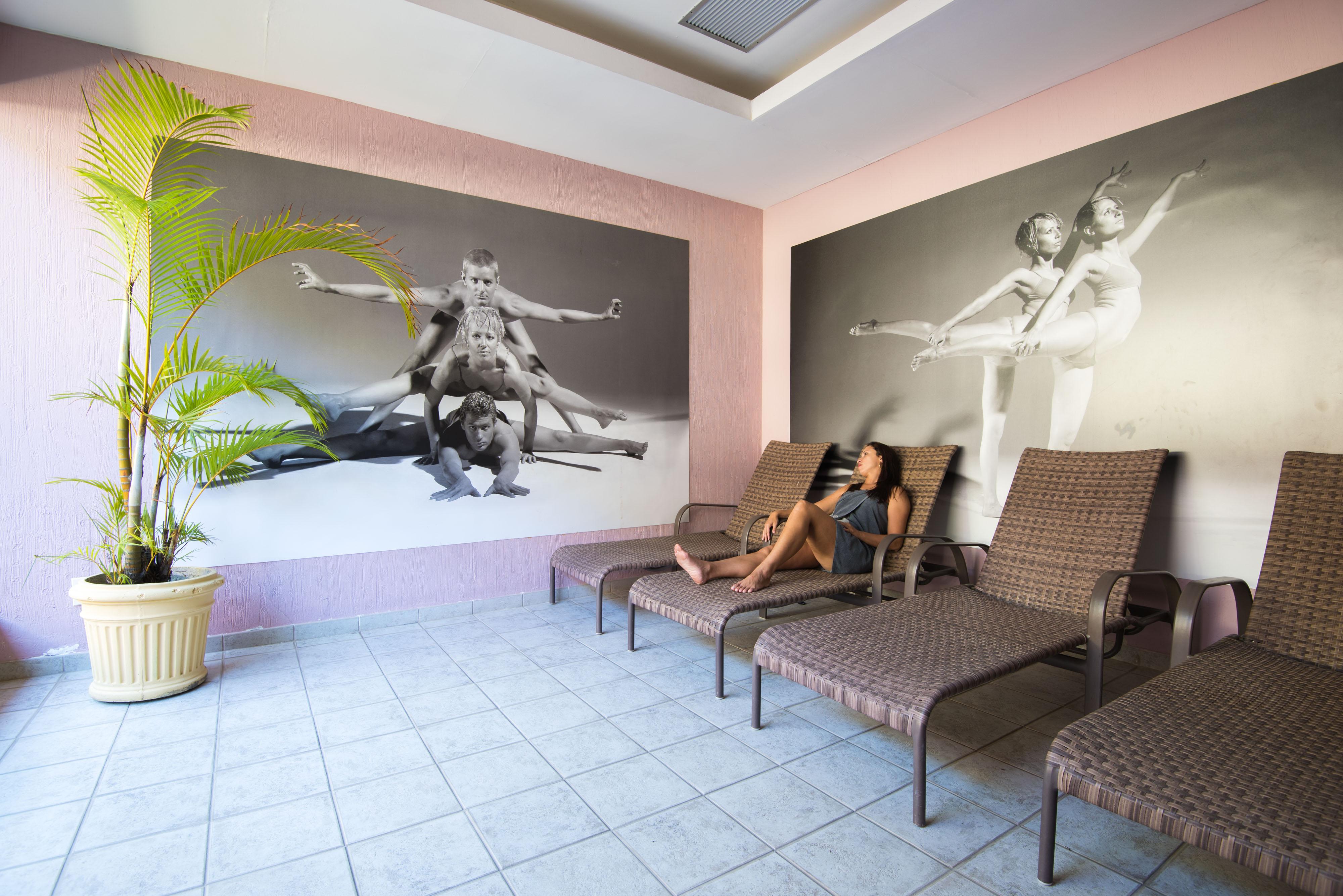 Vila Gale Eco Resort Angra อังกราโดสเฮย์ส ภายนอก รูปภาพ A woman relaxing at a spa