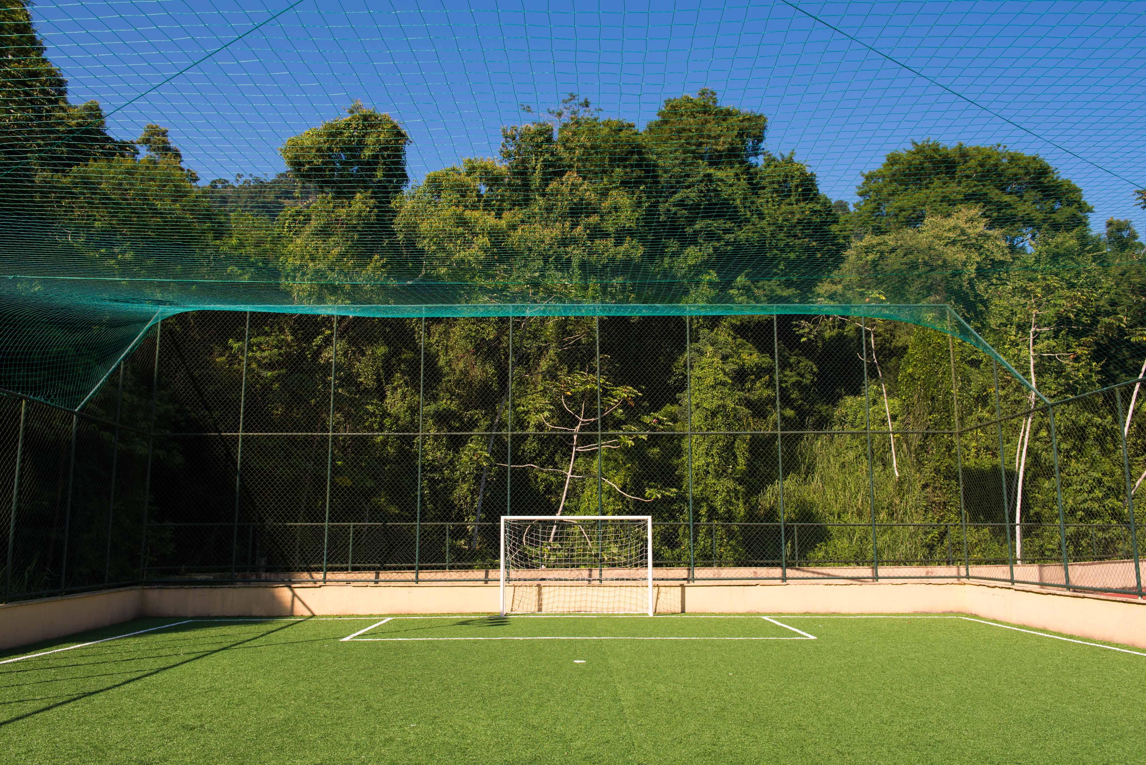 Vila Gale Eco Resort Angra อังกราโดสเฮย์ส ภายนอก รูปภาพ The football pitch at the school