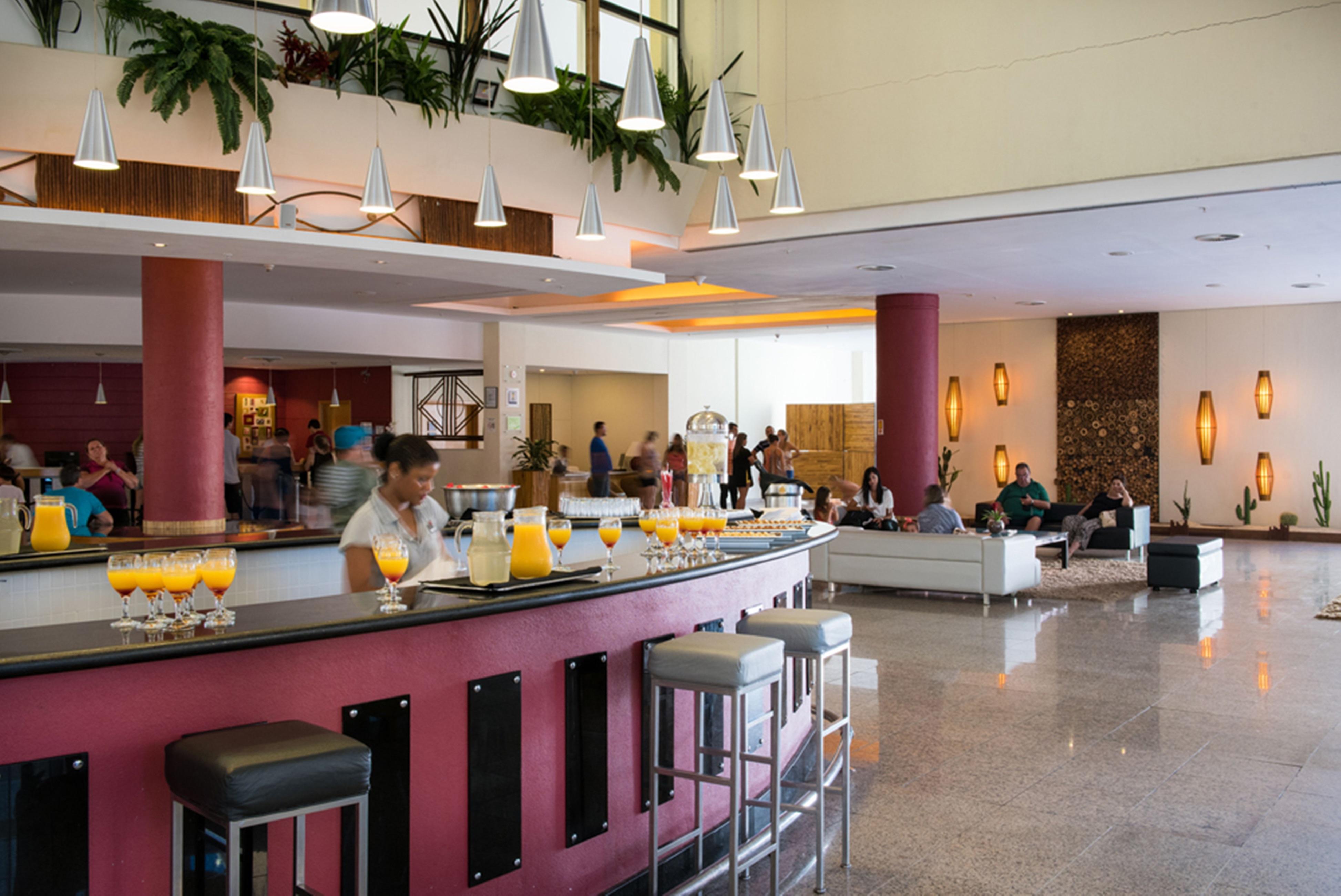 Vila Gale Eco Resort Angra อังกราโดสเฮย์ส ภายนอก รูปภาพ The lobby bar at the Sheraton Berlin