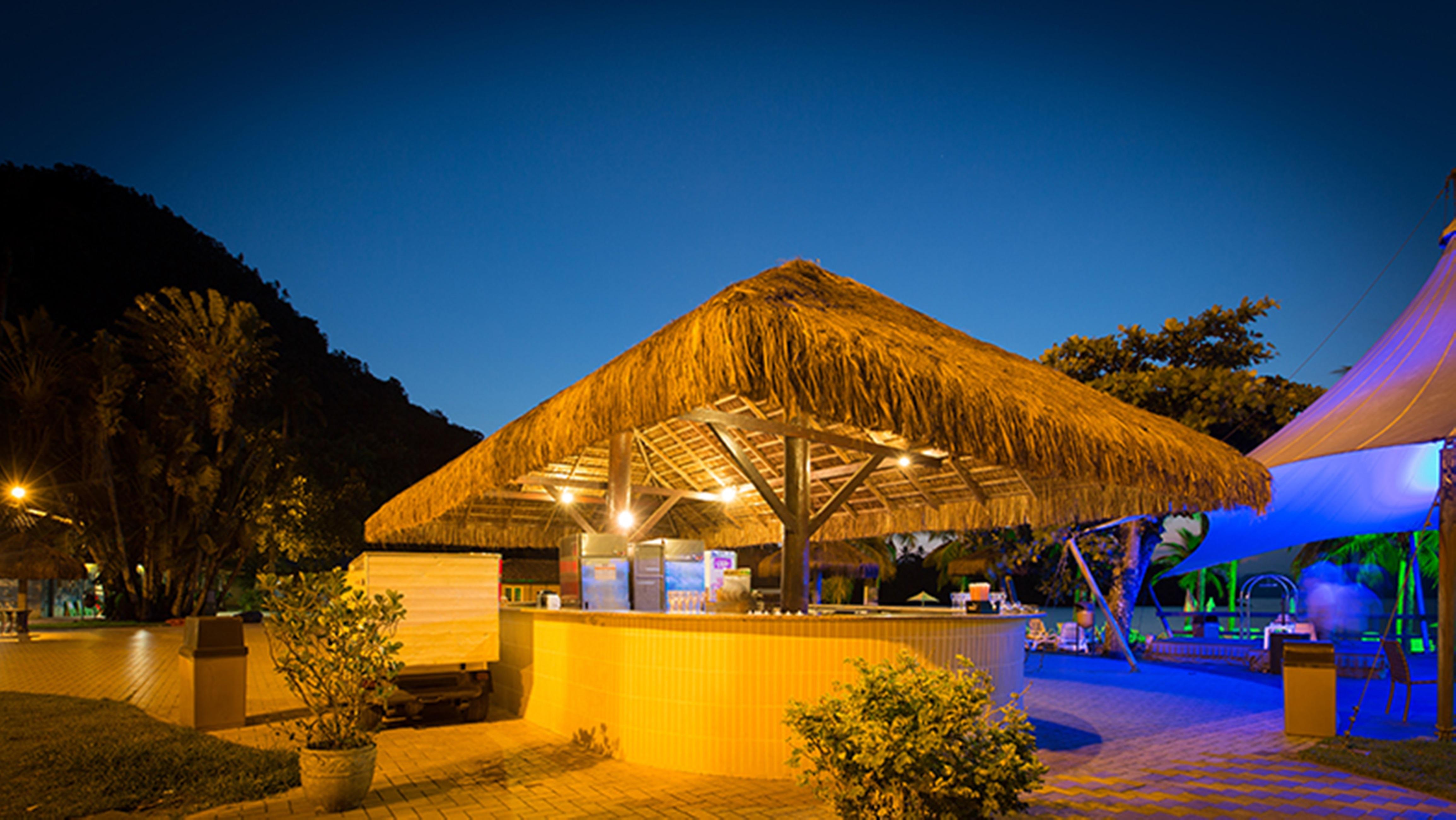 Vila Gale Eco Resort Angra อังกราโดสเฮย์ส ภายนอก รูปภาพ The beach bar at night