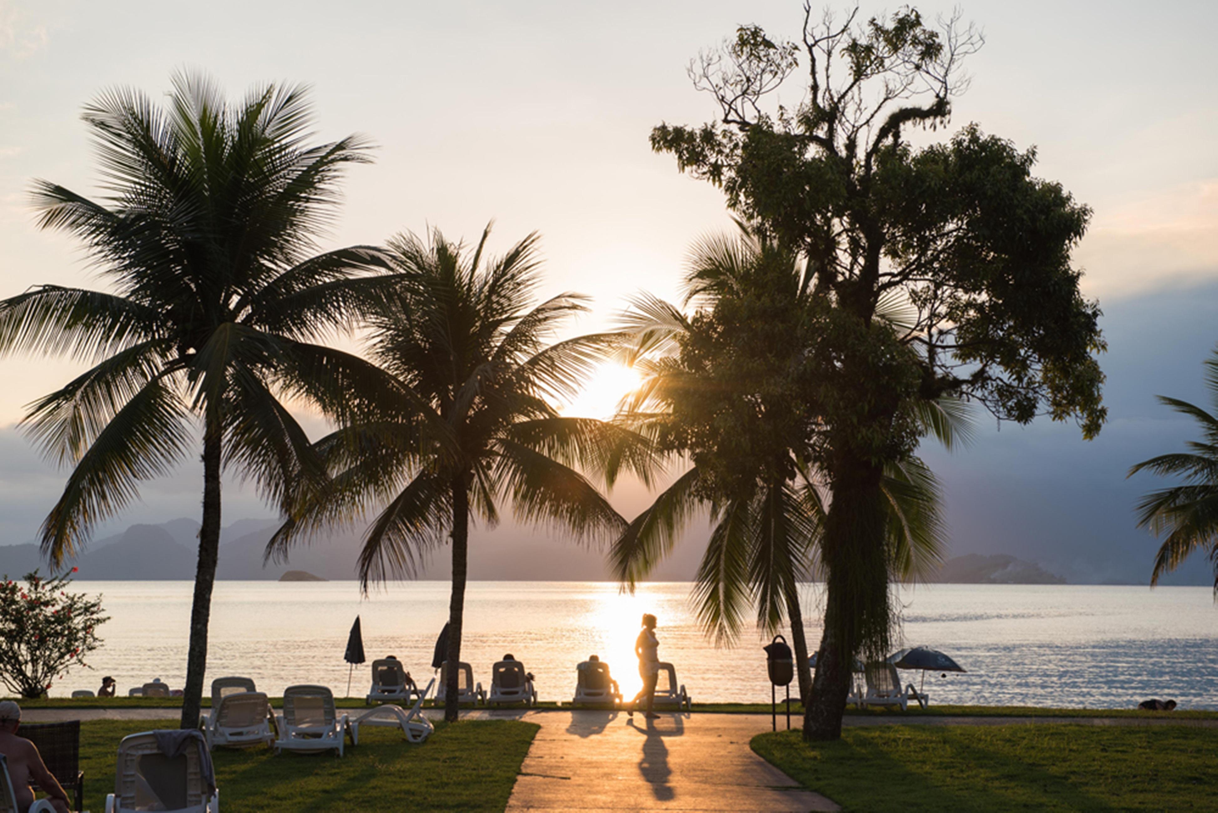 Vila Gale Eco Resort Angra อังกราโดสเฮย์ส ภายนอก รูปภาพ Sunset at the beach